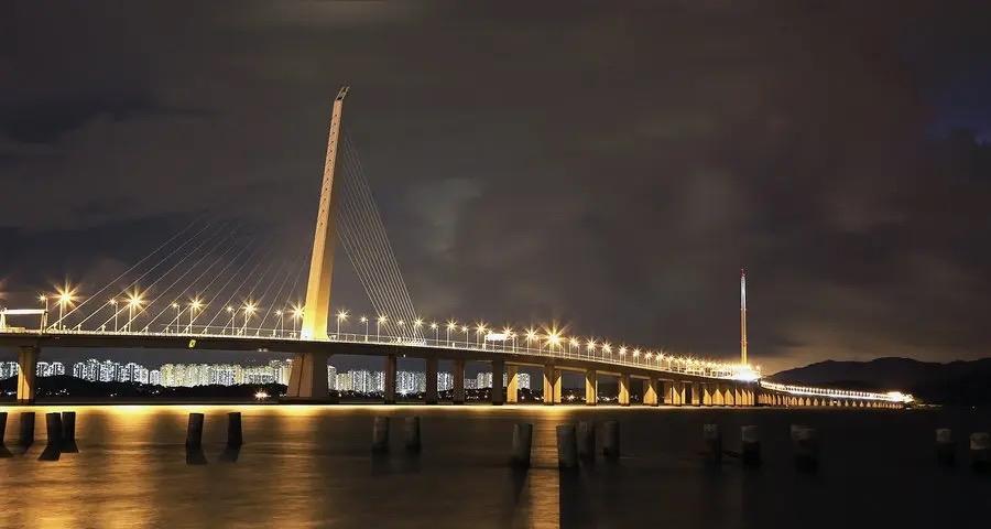 昨天香港回来的时候，差点搁浅在海上，真是有惊无险。我们是自己开车去的深圳，要经