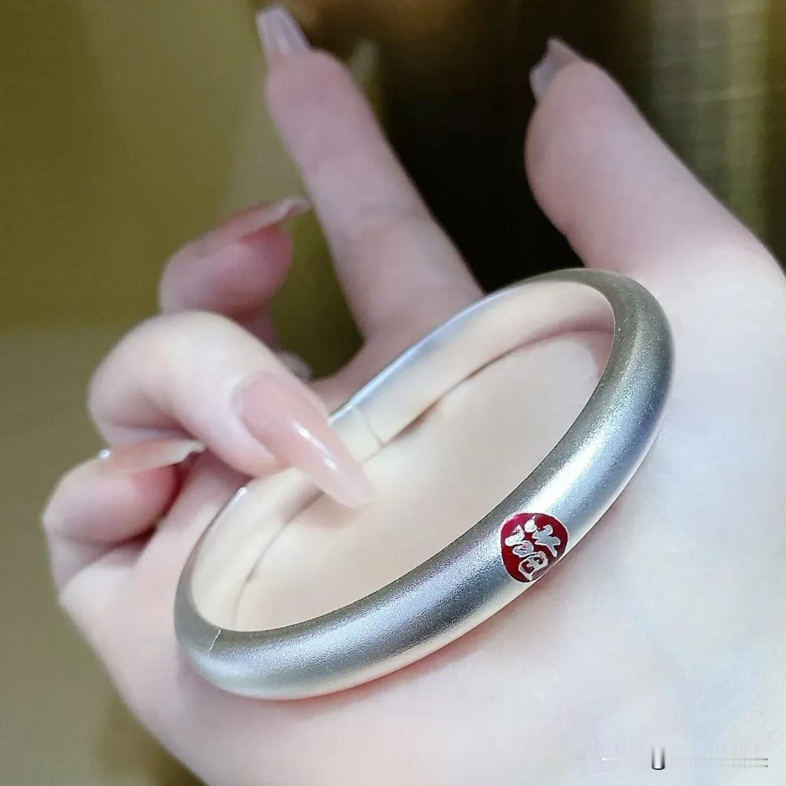 出轨的女人为什么要常换情人，一部分女人不知道她怎么想的，她明明有一个爱她的老