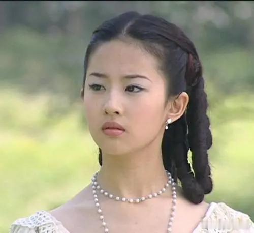 刘亦菲少女时期的老照片，甜美又清纯，满满都是天真无邪的气息。