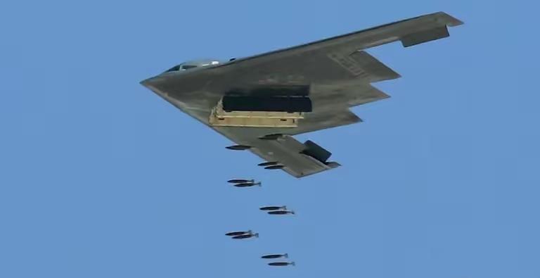 美军从本土出动B2隐身轰炸机打击伊朗！2月28号4架美军B2轰炸机就