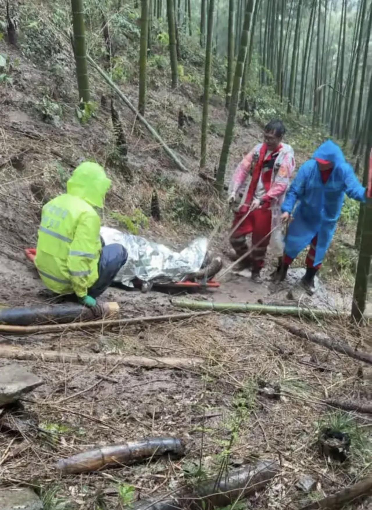 太揪心！都江堰赵公山发现一具遗体，发现时已离世多日面目难辨。4月11日下午，
