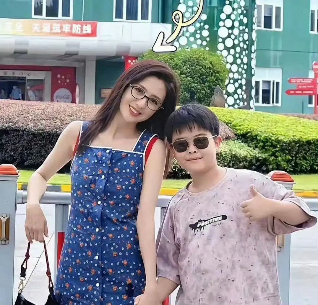10岁朵朵跟妈妈佟丽娅参观可乐工厂，母子十指紧扣圆脸像极了陈思诚，网友看一眼就笑出声：基因太强了吧​