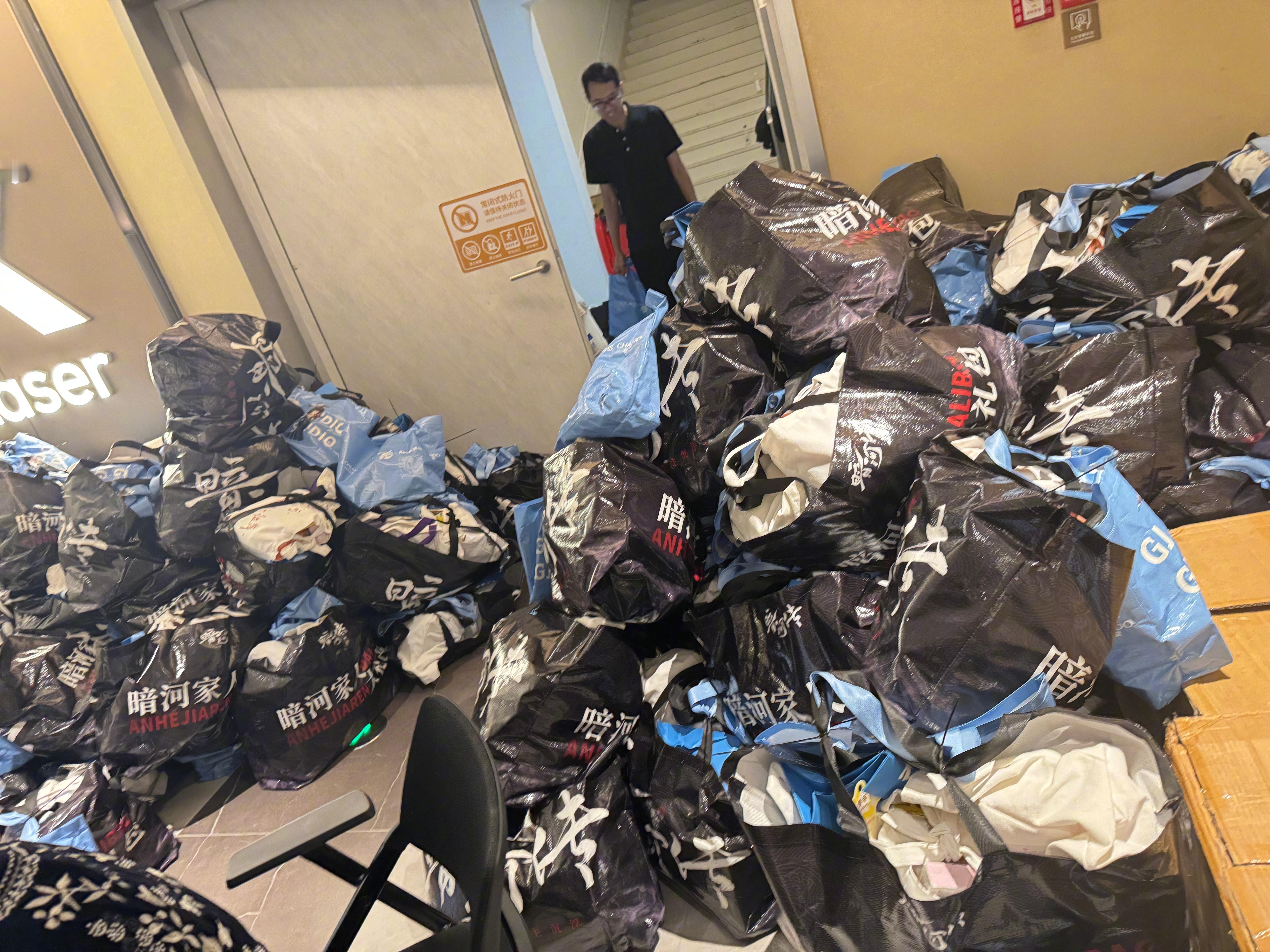 龚俊追剧团伴手礼追剧团现场氛围简直绝了！[抱抱]主演们互动频繁，欢乐满满，粉