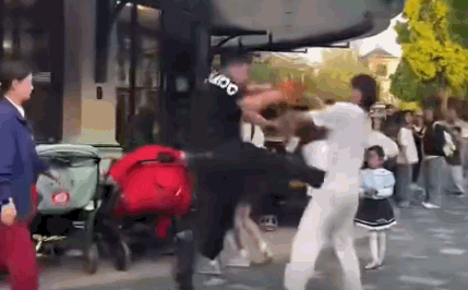 迪士尼抽烟迪士尼是人群高度密集的公共场所，禁烟本身没问题，但现实中完全杜绝确
