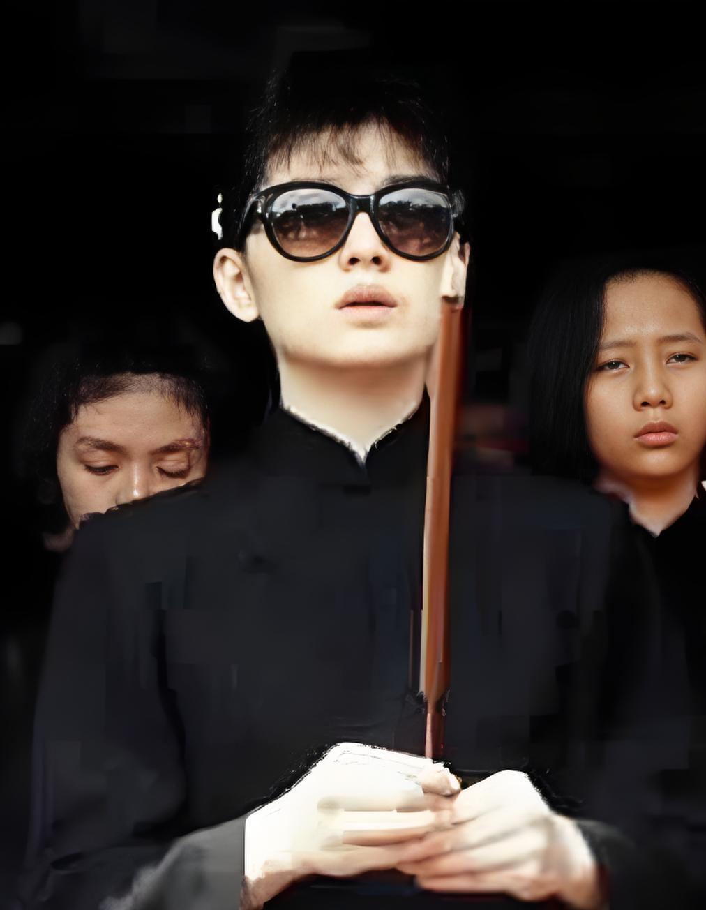 蒋孝武的葬礼上，妻子含泪祭拜，一张罕见的留影，这张照片拍摄于1991年7月，地点