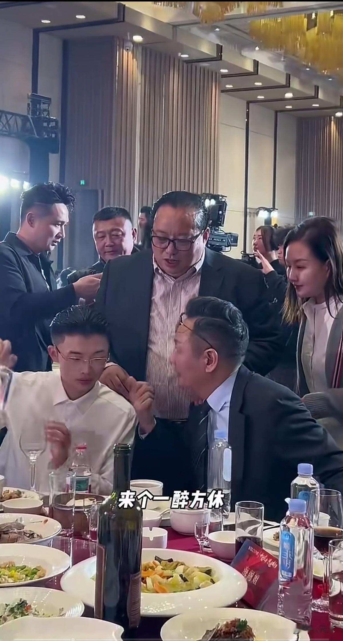 谈笑有鸿儒，往来无白丁。这是对郭有才老师现在最好的写照。郭老师从当初不名一