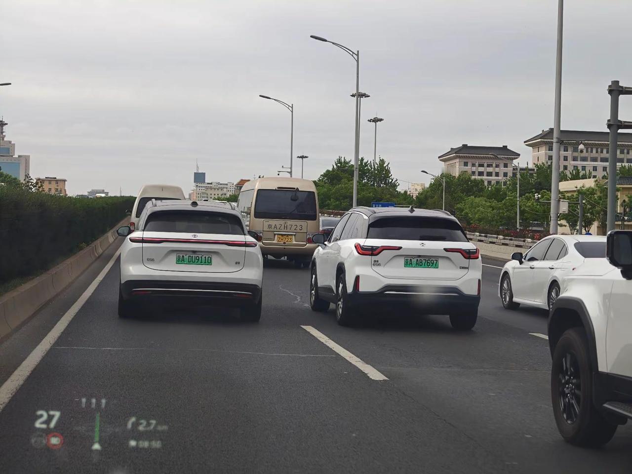 一二代蔚来同框都很好看，只能说原创设计，永不过时蔚来