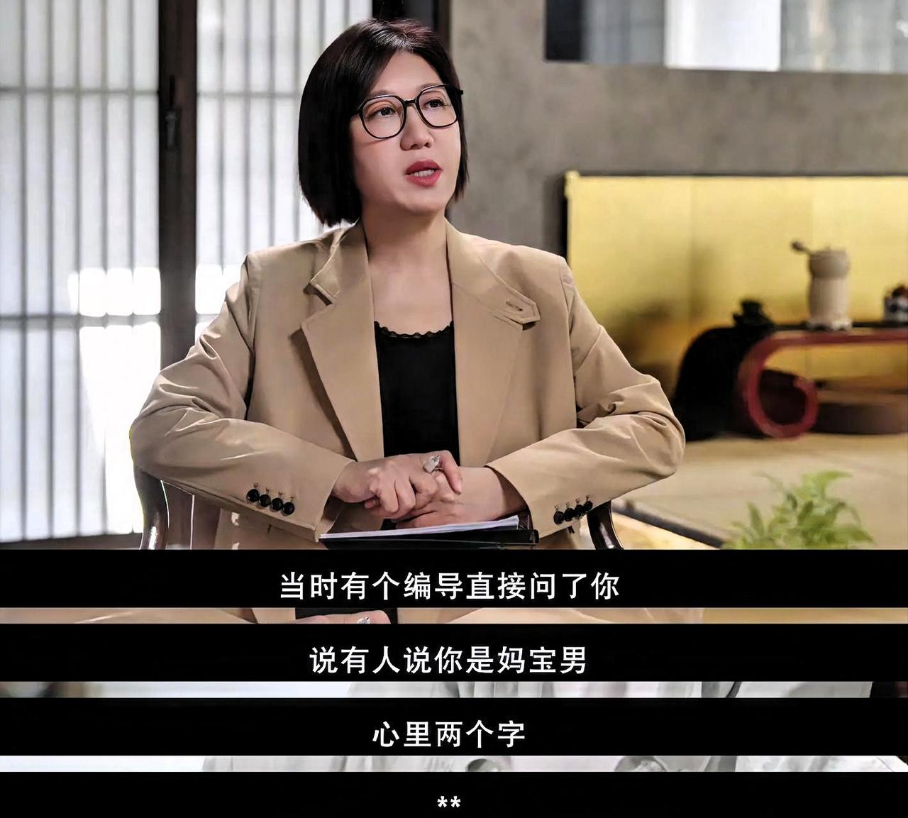 孙杨伸出左手，食指中指根本并不拢——易立竞问完“妈宝男”，看到了这个。韧带囊