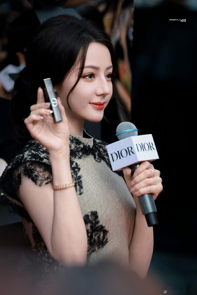 今天迪丽热巴现身三里屯，她在出席时尚活动的时候搭配的很优雅，也很有个性。迪丽