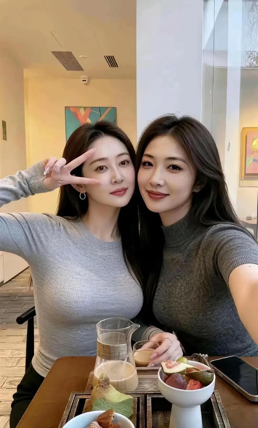 我选左边这位美女结婚。哈哈！可爱极了。你选谁？结婚对象是她
