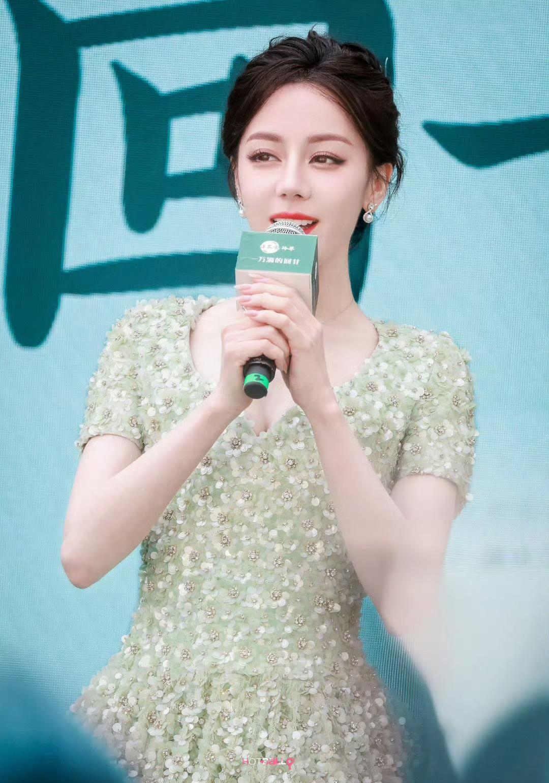 迪丽热巴身穿绿色闪钻公主裙，暗恋像一颗颗青梅果🍏好喜欢🤩​​​