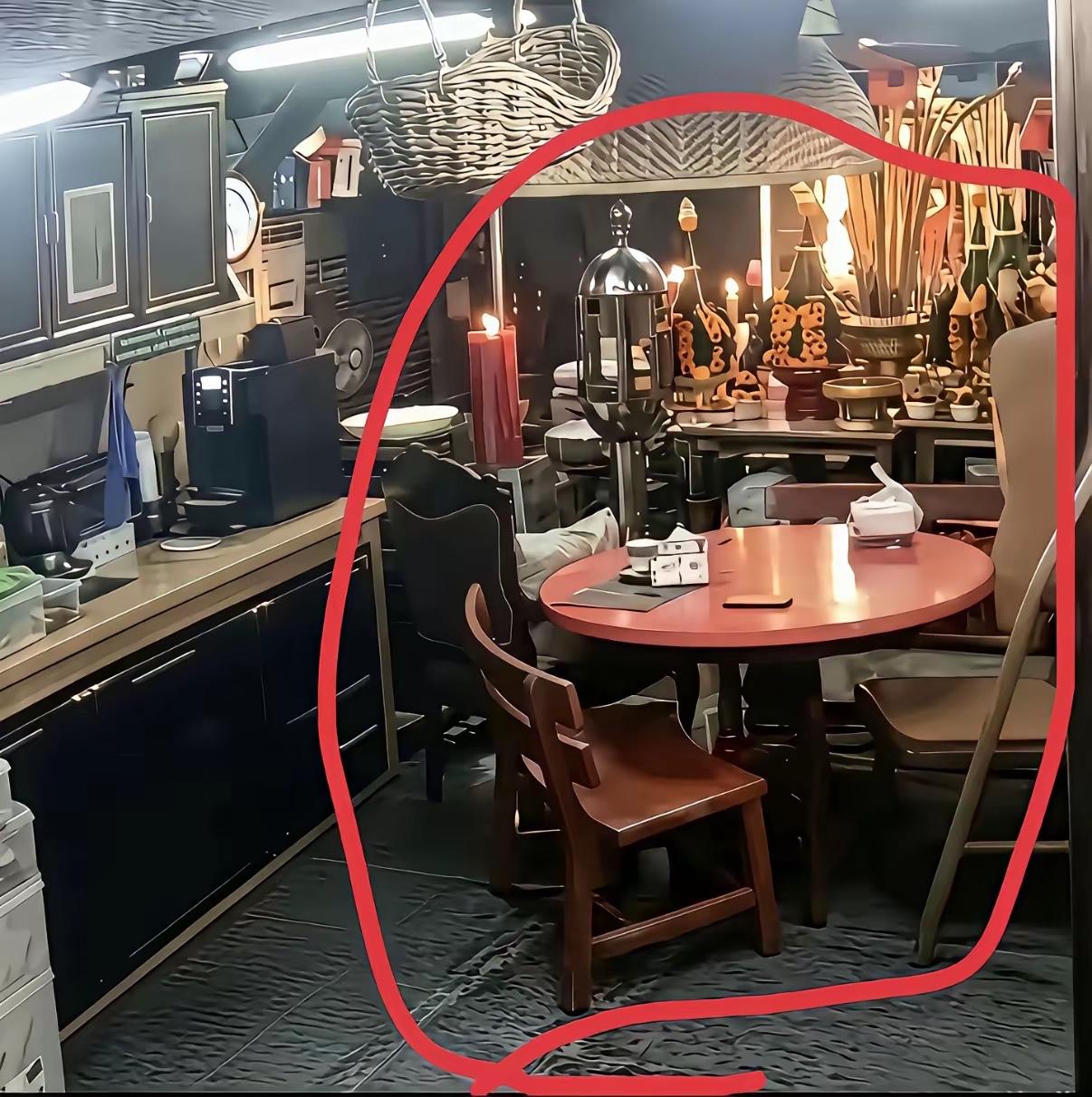 泰国佛牌圈顶流阿赞初翻车，网友戏称他为“圆桌骑士”。不过他那张橙色圆桌，真的
