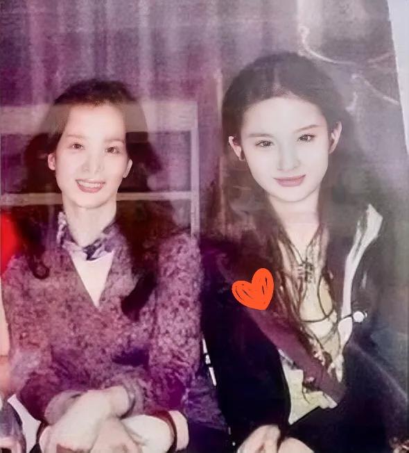 有个事，我一直没敢说，刘亦菲也是去留学妈妈也是陪读，咋这几天全网聊黄多多、