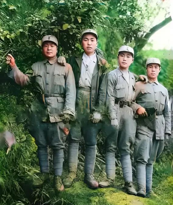 1950年春节，四名国军士兵在台湾留下了这张很有意义的照片，这也是他们在台湾度过