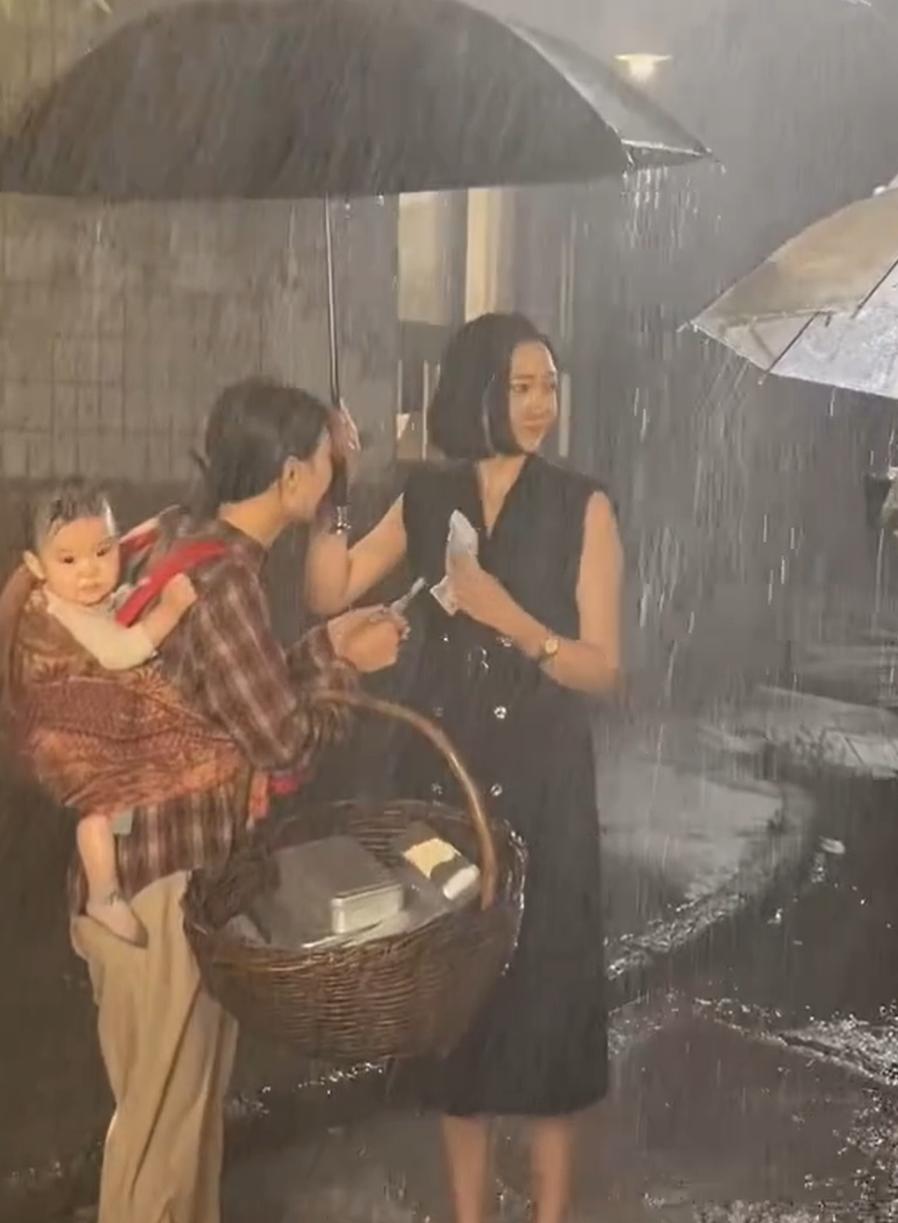 800元换孩子撕心裂肺的哭声，这笔买卖到底谁在买单？冬夜里，洒水车制造的暴雨砸