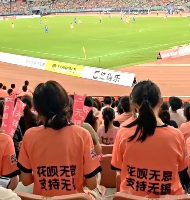 无锡队吉祥物终于当上爽文主角这波逆袭看得我直拍大腿！前两次圆滚滚的身子被拦在球场