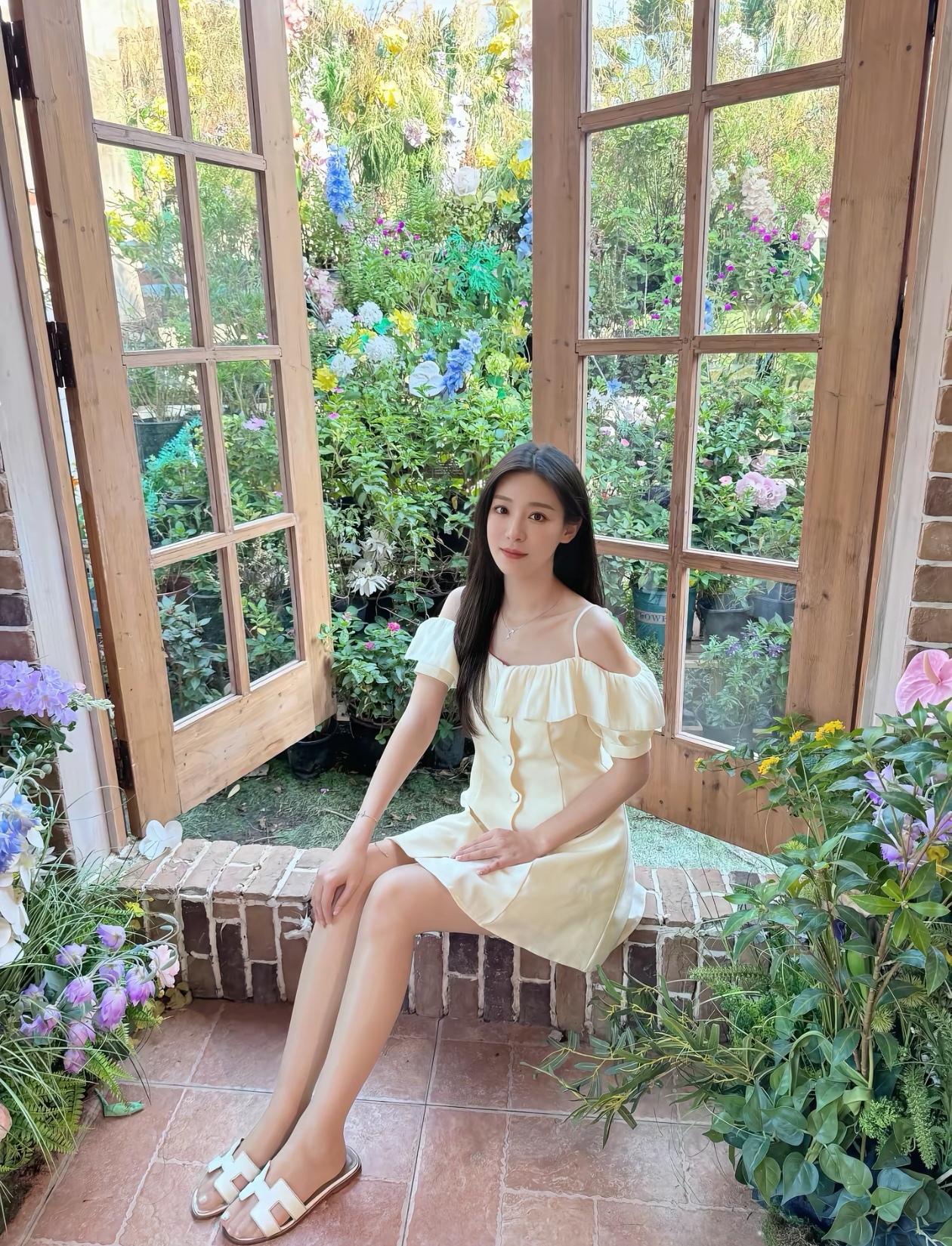 阳光洒进花房，少女坐在窗边，岁月静好。