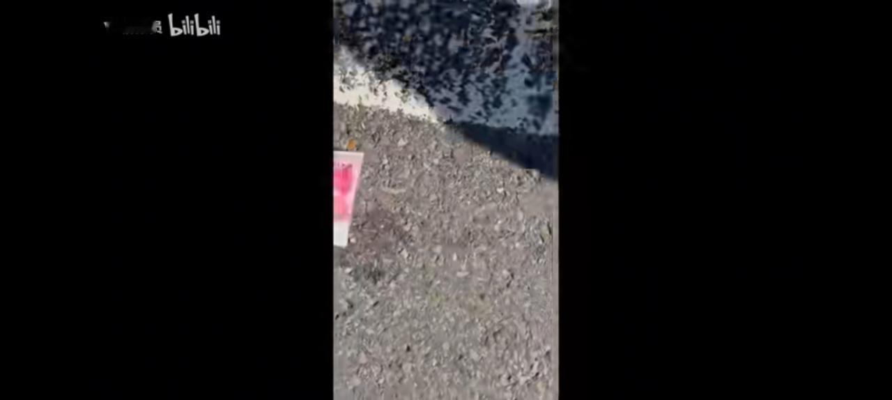 台湾高雄天降人民币，足足五万。市民，警察忙不迭捡拾，据说一张不少。起因一位先生