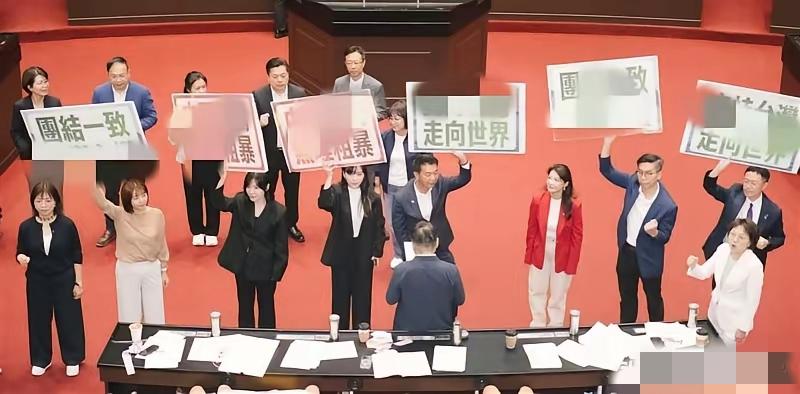 据台媒报道，民进党团24日在台地区“立法机构”抛出提案，指责大陆，妄称大陆通过相