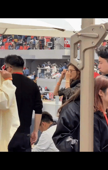 吴千语真的是随便一件黑格子衬衣加牛仔裤就特别的有型，她真的是十足的“老钱风”，越