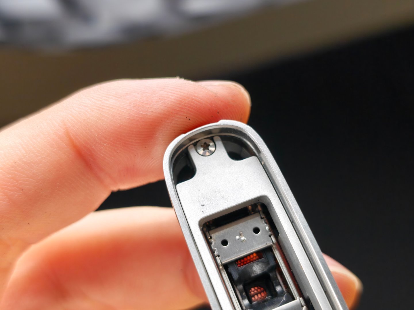 徕芬剃须刀这个设计也太鬼畜了吧，特意选一个内五星的螺丝锁定他的刀网和刀头。仿佛是