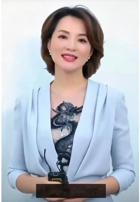 央视综艺主持人，董卿就是天花板，无人能比，无人能及。国庆那天，我刷到董卿发