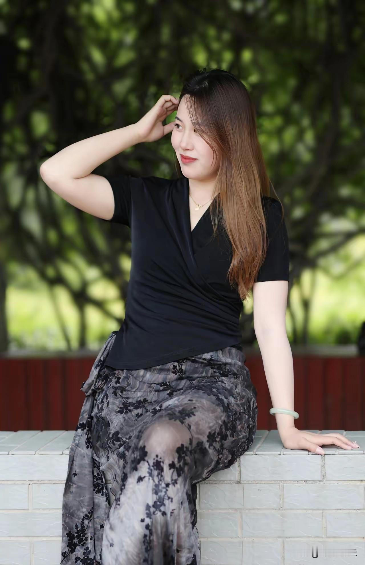 夏日清新穿搭，黑T恤+印花裙，轻松自在！🌞👗💃