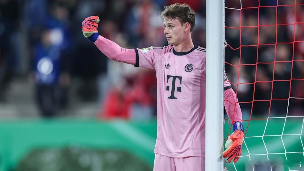 🚨針對是否讓曼努埃爾·諾伊爾在對陣聖保利之役輪休一事，主帥文森特·孔帕尼避而不