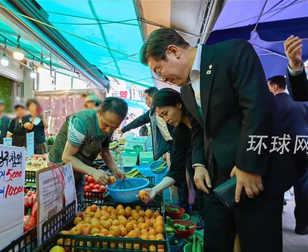 今天上午李在明夫妇去了菜市场，买了猪肉，泡菜，杏，咖啡，甜甜圈等物品。李在明一