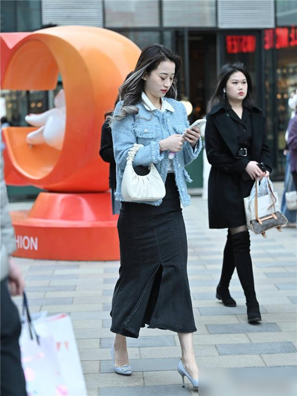 今年春天,细跟单鞋凭啥成了女生的“搭配王”?