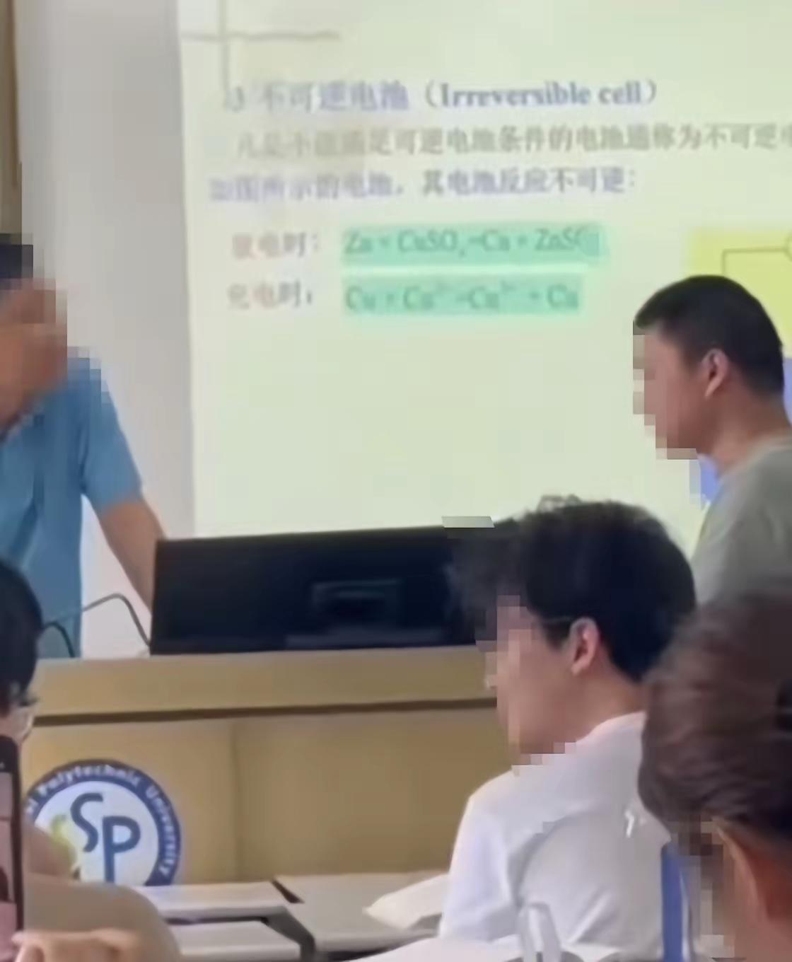 终于弄明白这个男生对着老师大吼大叫的具体原因了，原来这个男生是一个大四重修生，因