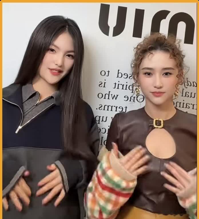 16岁的王诗龄站在30岁何超莲的身旁，瞬间让人眼前一亮！​