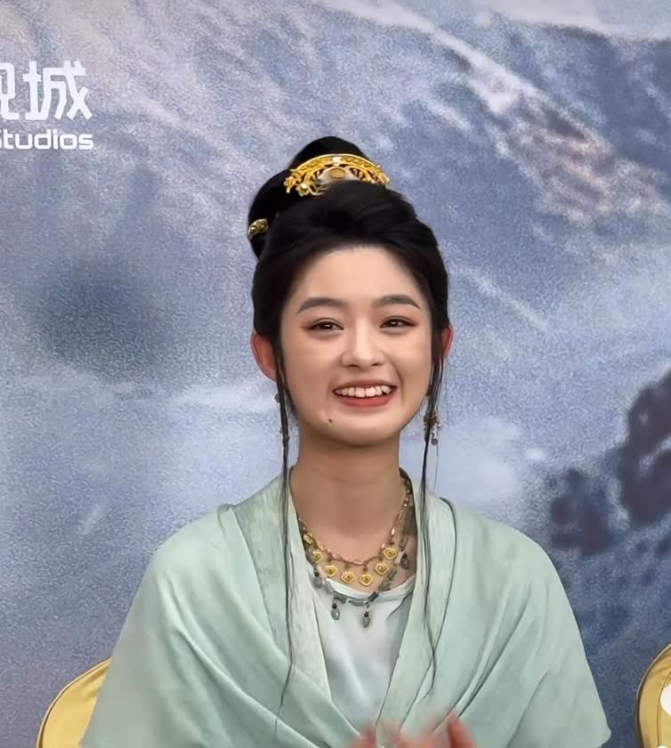 这姑娘一看就不像富N代啊且不说她小时候照片（2010年左右），家里环境挺一般