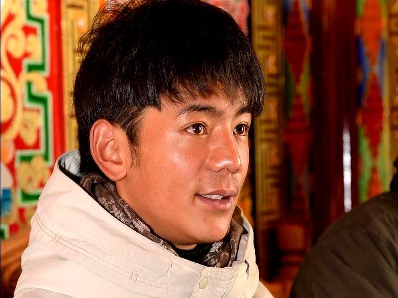 向佐说娱乐圈太恐怖，丁真直接让他扛不住就别混。向佐这个话其实不意外。他爸