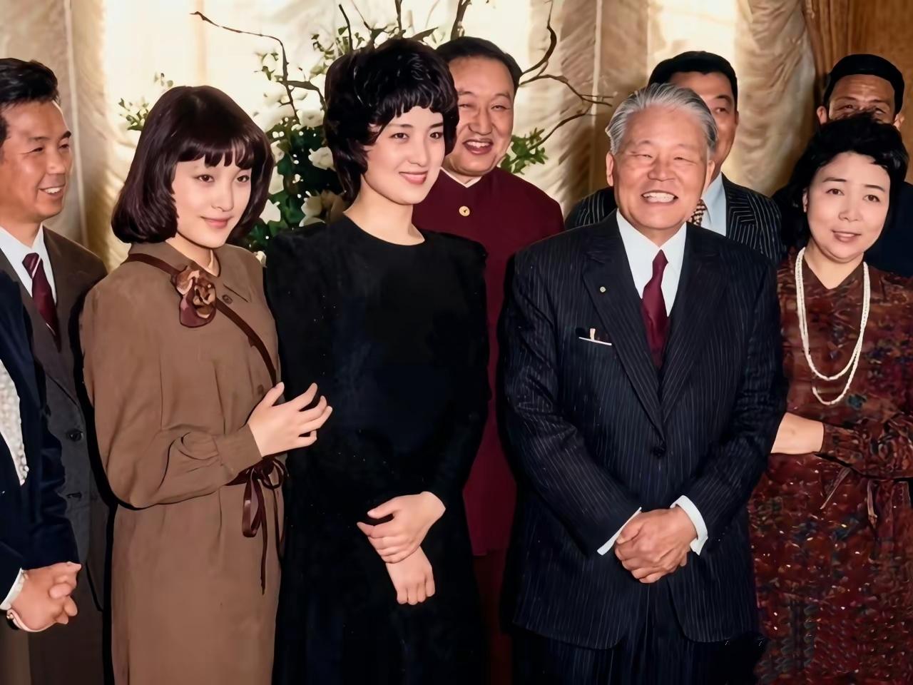 这张珍贵的老照片，我认出了发如绸缎、目若朗星、鲜衣盛装的陈冲，身材高挑、粉面含春