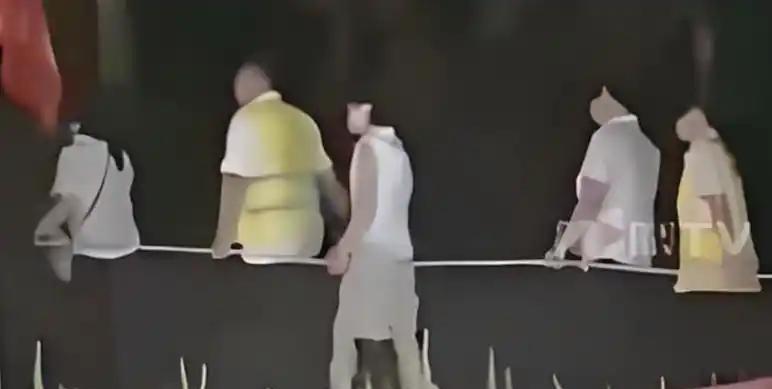 差点解释不清了！山东淄博，男子凌晨开车回家，突然发现路边有很多人排着长队在步行，