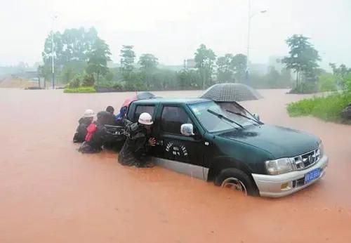 广西钦州的暴雨，又让我想起了郑州的7.20，三天降雨92㎝，2小时降雨22㎝，百