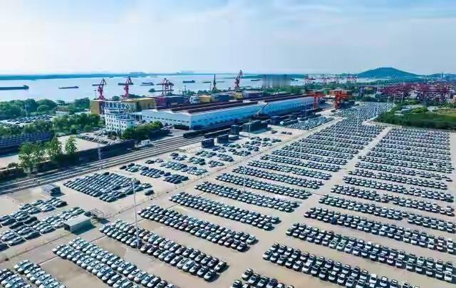 完整榜单燃油车再迎大降价最近，燃油车市场又掀起了一波大降价潮，许多车型价格