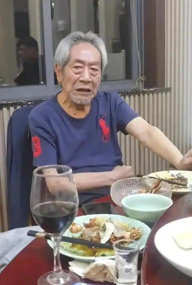 王奎荣这把年纪，是真不敢歇！80岁了还在剧组连轴转，身边跟着43岁的饶芯语。