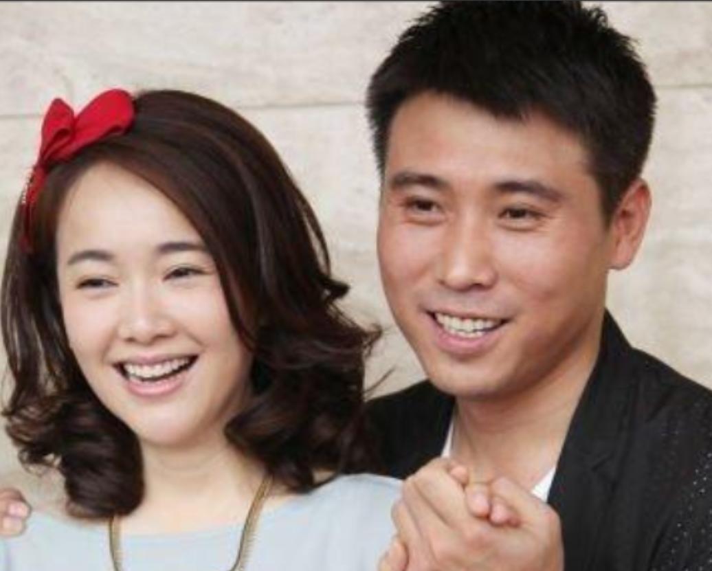 李乃文在结婚之后，他老婆让他把收入全部上缴，可是有一次，他老婆在打扫卫生的时候，