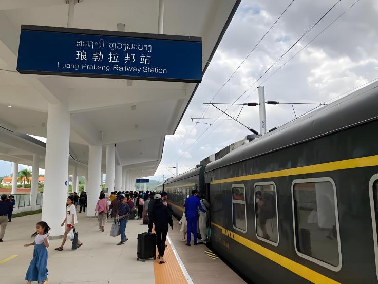 我发现，老挝现在已经开始在琢磨把铁路改成双线了。要知道，当初规划的时候，中老