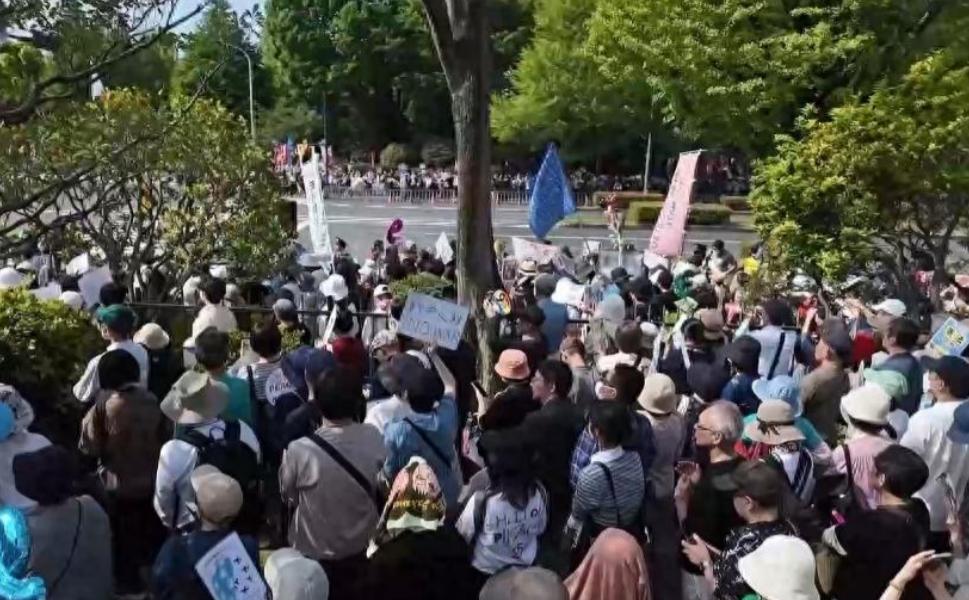 34:0全票杀疯！东京反美抗议爆发，高市彻底破防，只能敢怒不敢言！日本民众积