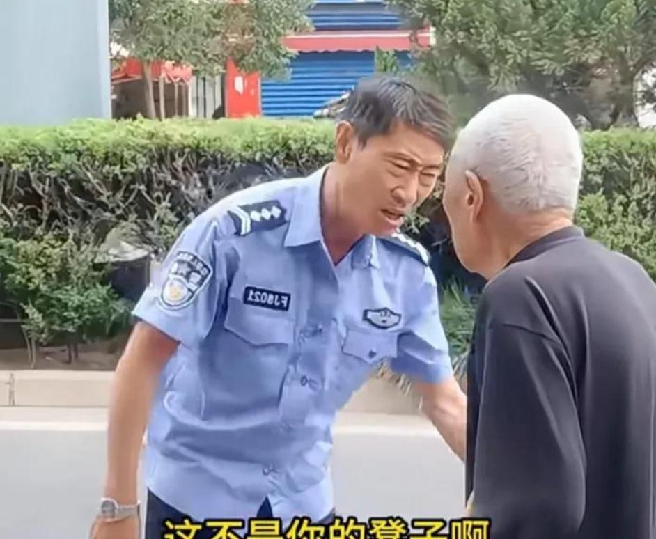 这大爷真是白活了！河南，大爷走路累了坐商家门口的椅子上休息，结果离开的时候想把椅