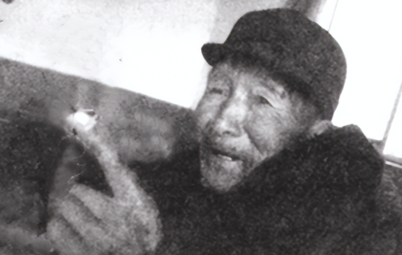 1943年，八路军缴获了两挺新机枪，却苦于没子弹，几天后，一个农民拉来一辆粪车，