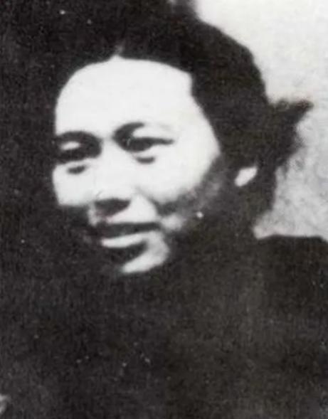 1933年，16岁的李开芬被活埋，这时，政治部主任张琴秋骑马冲了过来，高喊：“她