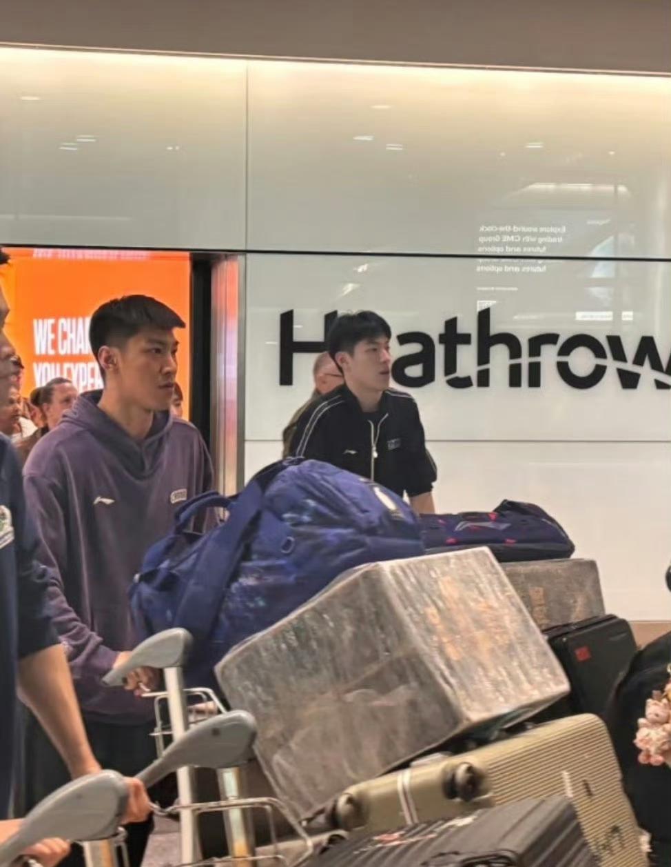 带着一箱兰州拉面[赞][笑着哭]，今天凌晨，出征伦敦世乒赛的国乒选手们抵达伦敦，
