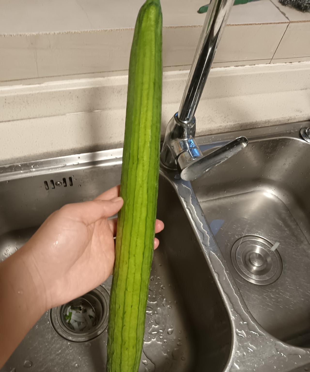 是谁跟我说这是丝瓜的？这明明是水瓜，哪里是丝瓜了？看，炒出来一锅水。这是水瓜，