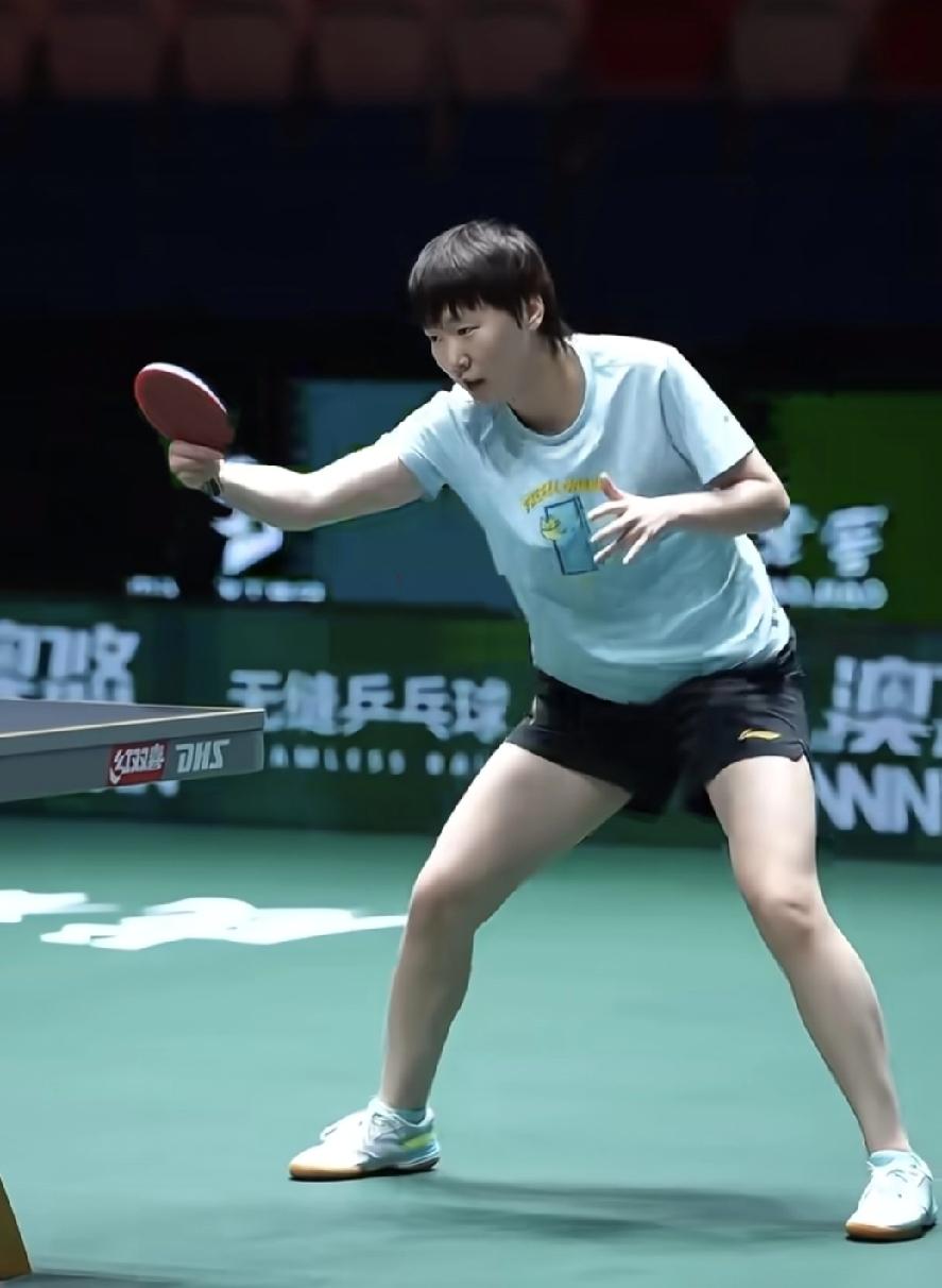 成都混合团体世界杯备战第二日，王曼昱在结束上午的“国球进社区”活动后，下午跟随国