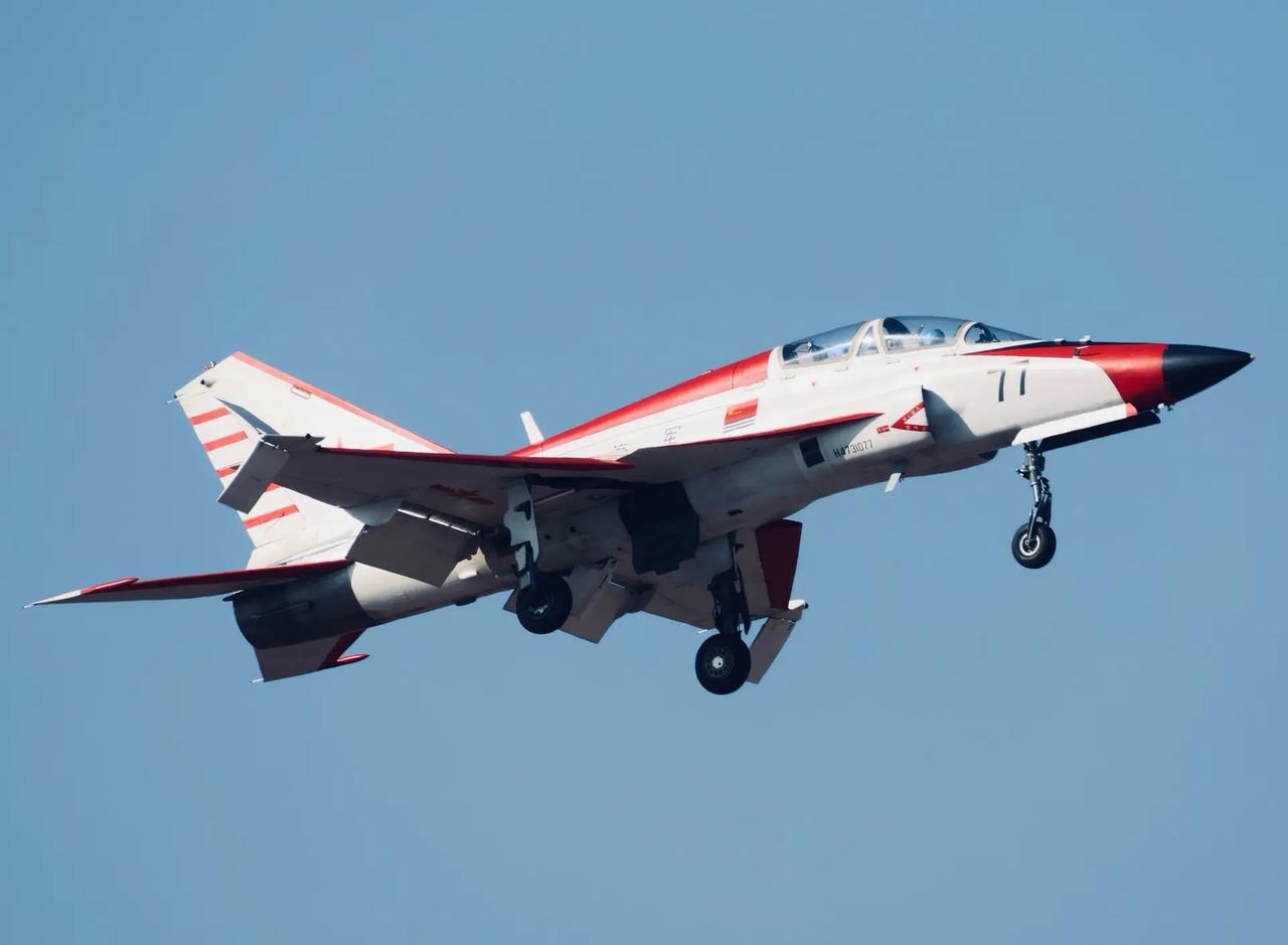 海军舰载航空兵的海山鹰，也叫做海教九，是海军为训练舰载机飞行员搞得短平快项目，但