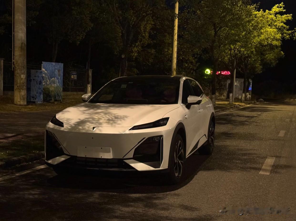 单位里92年的同事还没有结婚，连领导们都为她着急了，纷纷介绍这个或那个亲戚给